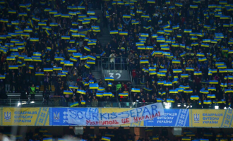 На матче Украина — Хорватия был вывешен баннер с надписью: «SСURKIS-SEPAR Маріуполь — це Україна» На матче Украина — Хорватия был вывешен баннер с надписью: «SСURKIS-SEPAR Маріуполь — це Україна»