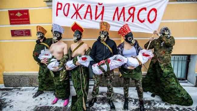 Рожай мясо: активистки под военкоматом в Санкт-Петербурге провели акцию с окровавленными свертками 01