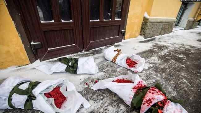 Рожай мясо: активистки под военкоматом в Санкт-Петербурге провели акцию с окровавленными свертками 02