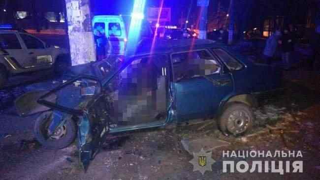 Ночью в ДТП в Одессе погибло два человека: ВАЗ влетел в электроопору, - Нацполиция 01