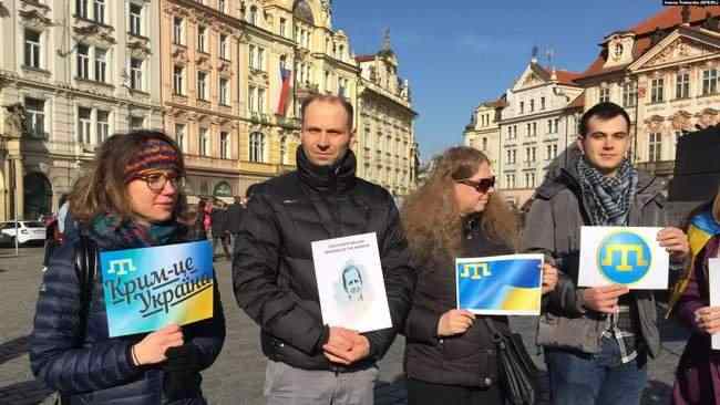 В центре Праги прошел флешмоб Крым - это Украина 04