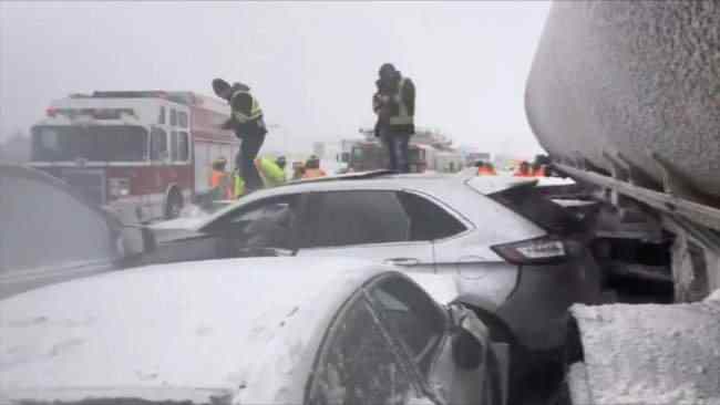 Сильный снегопад и нулевая видимость: в Канаде произошло ДТП с участием более 70 автомобилей 01