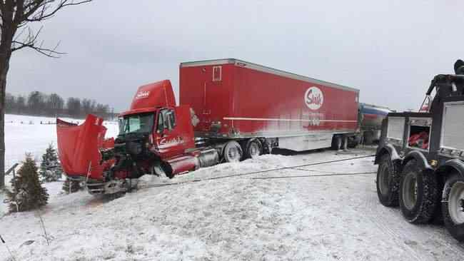 Сильный снегопад и нулевая видимость: в Канаде произошло ДТП с участием более 70 автомобилей 03