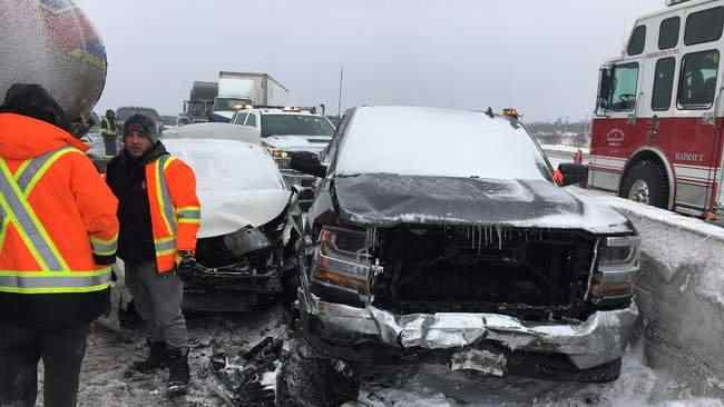 Сильный снегопад и нулевая видимость: в Канаде произошло ДТП с участием более 70 автомобилей 04