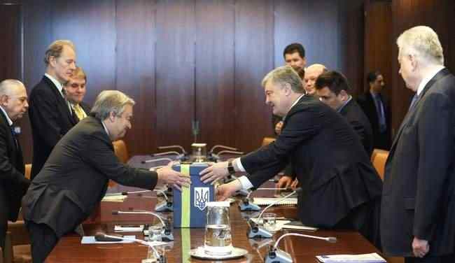 Порошенко обсудил с главой ООН Гутеррешем введение миротворцев на Донбасс и передал ему обращение от украинцев усилить давление на РФ 01