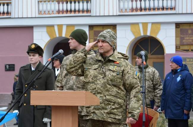 В Киевском военном лицее вместо памятника Суворову открыт мемориальный камень на месте установки памятника Богуну 03