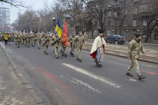 Воины 28-й ОМБр, вернувшиеся из зоны ООС, прошли торжественным маршем по Одессе 05