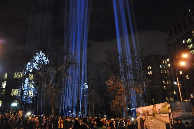 В пятую годовщину расстрелов на Майдане в центре Киева зажгли Лучи Достоинства 05