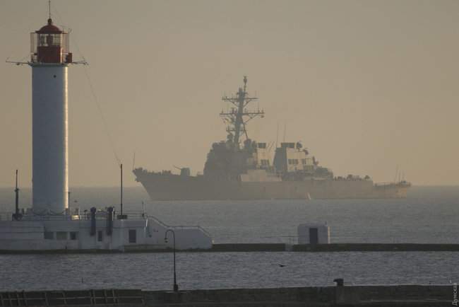 Эсминец ВМС США с крылатыми ракетами Томагавк USS Donald Cook зашел в порт Одессы 01