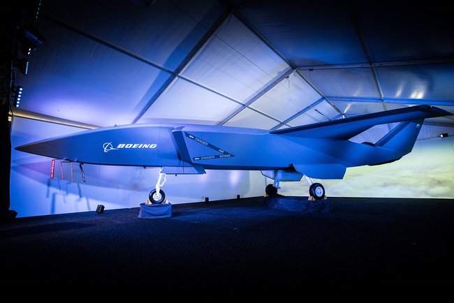 Boeing представил прототип новейшего беспилотного истребителя 01