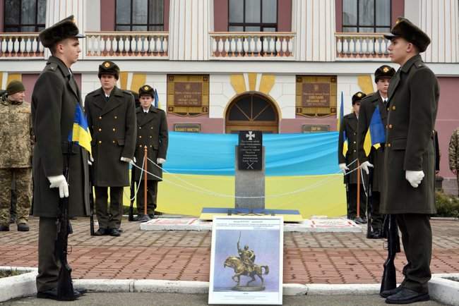 В Киевском военном лицее вместо памятника Суворову открыт мемориальный камень на месте установки памятника Богуну 02