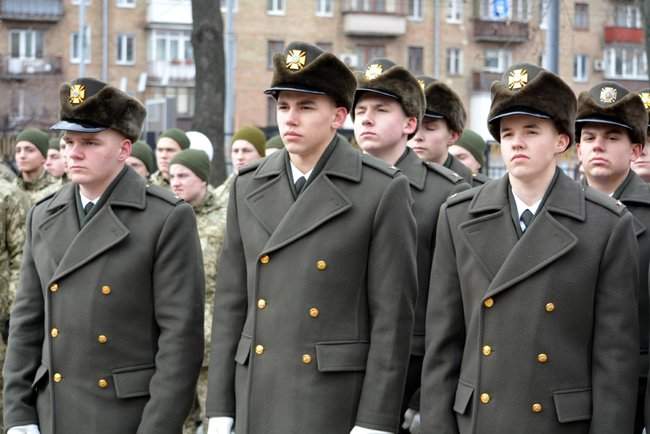 В Киевском военном лицее вместо памятника Суворову открыт мемориальный камень на месте установки памятника Богуну 05