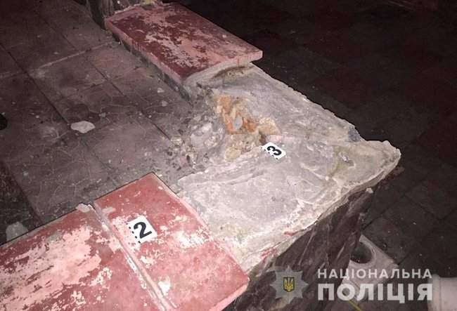 Во двор главы Ривненского горсуда бросили гранату и обстреляли дом из автомата, - полиция 04