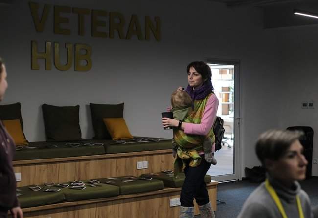 Сестры по оружию: В Киеве прошел слет женщин-ветеранов войны на Донбассе 01