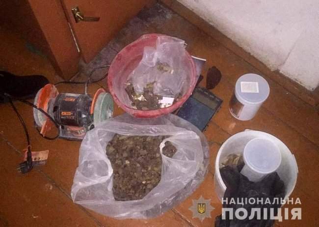 Двое жителей Киевщины и один хмельничанин арендовали дом и занимались незаконной добычей янтаря на Ривненщине, - Нацполиция 02