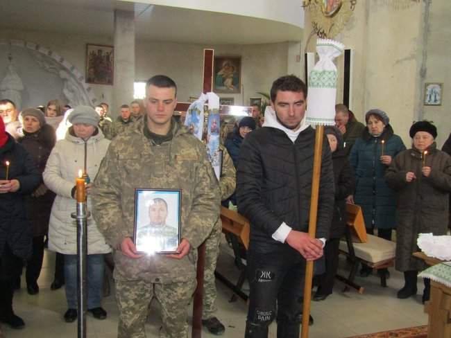 Панихида по погибшему украинского воину 24-й ОМБ Богоносюку прошла на Тернопольщине 04