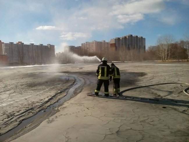 В Киеве заливали водой золоотвал ТЭЦ-4: район Позняки опять засыпало ядовитой пылью 01