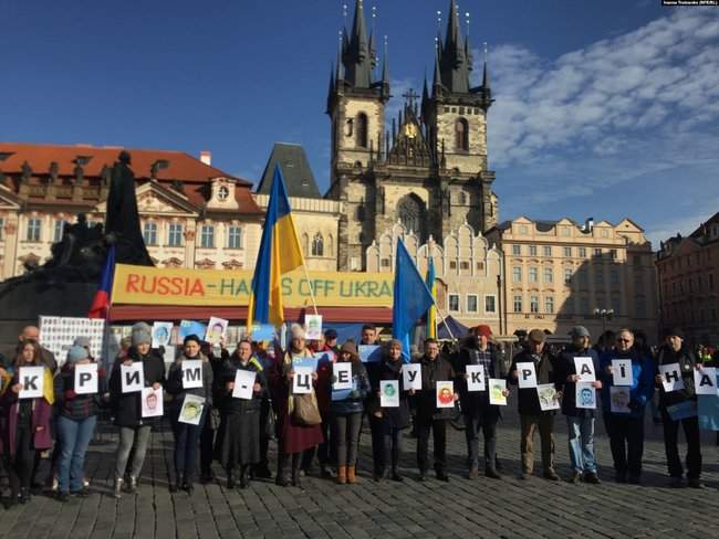 В центре Праги прошел флешмоб Крым - это Украина 01