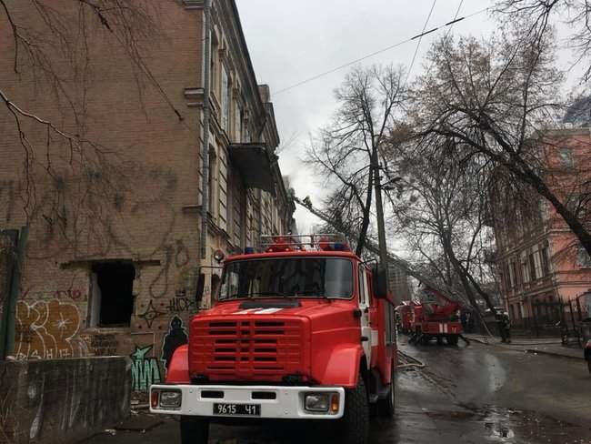 В Киеве горит историческое нежилое здание 1902 года 01