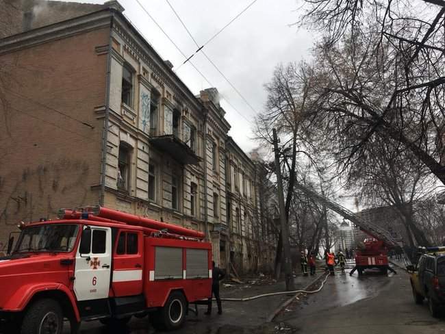 В Киеве горит историческое нежилое здание 1902 года 02