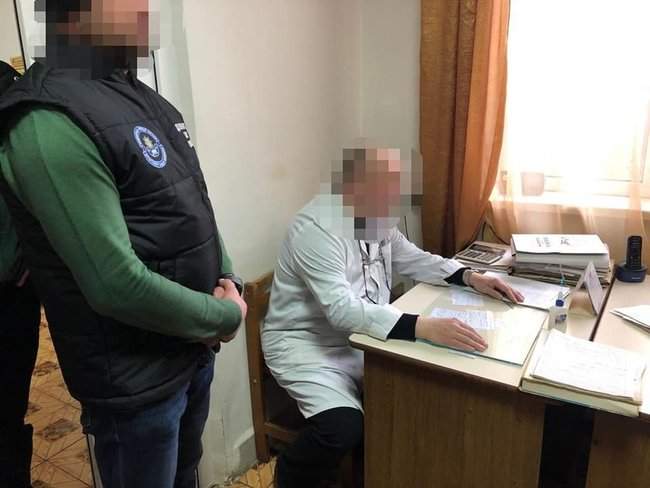 Завотделением районной больницы на Закарпатье задержан на взятке 300 евро за лечение в стационаре, - прокуратура 01