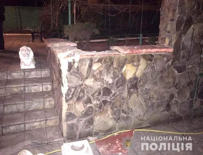 Во двор главы Ривненского горсуда бросили гранату и обстреляли дом из автомата, - полиция 05