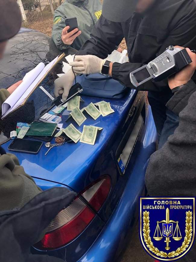 Двое пограничников задержаны на Закарпатье при получении 700 долл. взятки за содействие контрабанде сигарет, - военная прокуратура 03