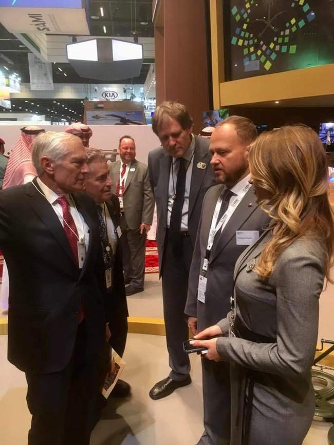 Экс-глава НАТО в Европе Кларк на выставке вооружений IDEX-2019 обратил внимание на украинский бронеавтомобиль Варта 04