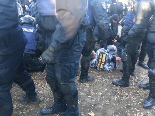 В Виннице во время митинга Порошенко произошли столкновения полиции с представителями Нацдружин, трех человек задержали 04