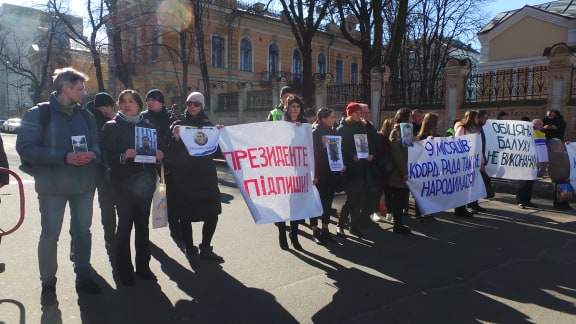 Родные заложников Кремля пришли под Администрацию президента 01