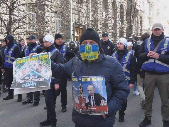 Представители Национального корпуса пришли на Банковую, где передали требования к Порошенко замсекретаря СНБО Кривоносу 13