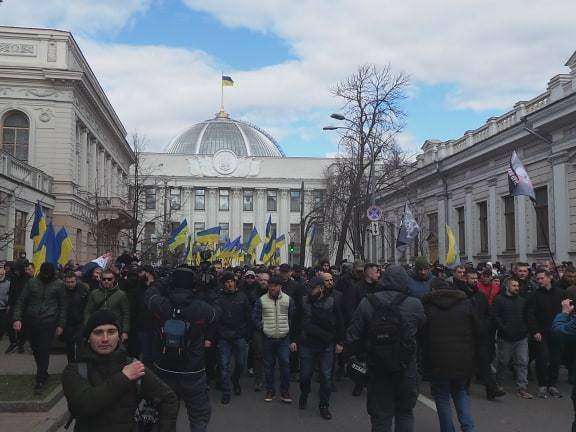 Представители Национального корпуса пришли на Банковую, где передали требования к Порошенко замсекретаря СНБО Кривоносу 07