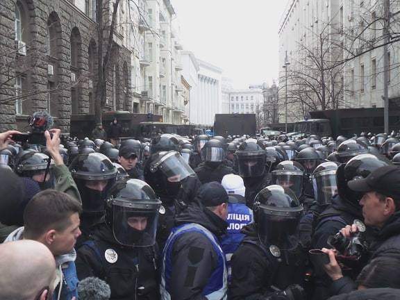 Представители Национального корпуса пришли на Банковую, где передали требования к Порошенко замсекретаря СНБО Кривоносу 09