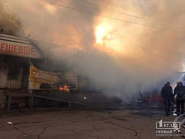 Пожар на рынке в Кривом Роге: огонь повредил торговые павильоны 05