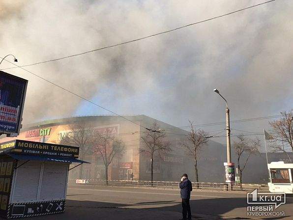 Пожар на рынке в Кривом Роге: огонь повредил торговые павильоны 06