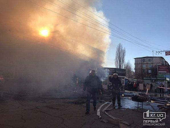 Пожар на рынке в Кривом Роге: огонь повредил торговые павильоны 04