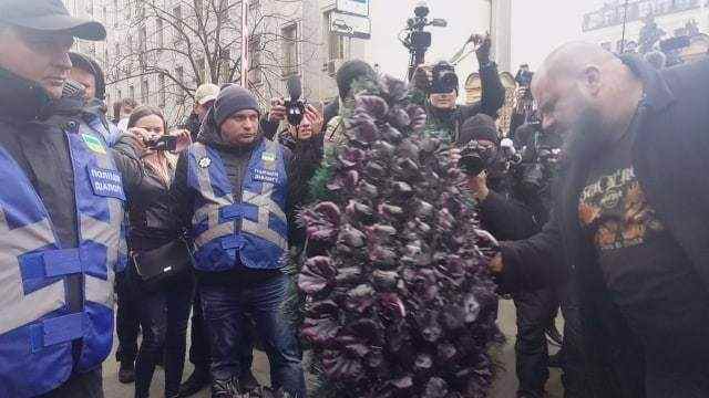 Представители Национального корпуса пришли на Банковую, где передали требования к Порошенко замсекретаря СНБО Кривоносу 16