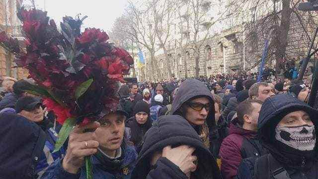 Представители Национального корпуса пришли на Банковую, где передали требования к Порошенко замсекретаря СНБО Кривоносу 19