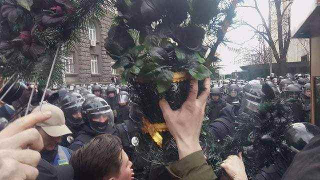 Представители Национального корпуса пришли на Банковую, где передали требования к Порошенко замсекретаря СНБО Кривоносу 15