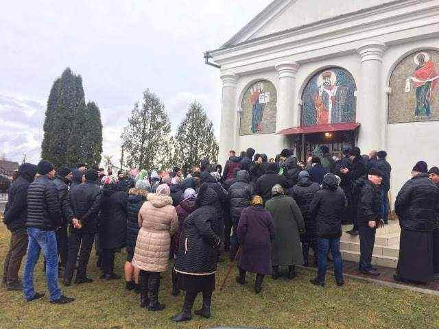 Представители УПЦ МП не пускали прихожан и нового настоятеля ПЦУ в церковь на Ривненщине 01