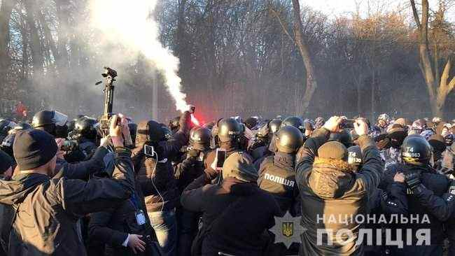 В Виннице во время митинга Порошенко произошли столкновения полиции с представителями Нацдружин, трех человек задержали 01