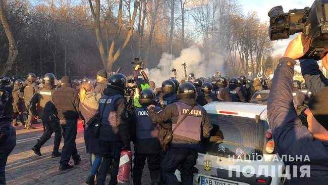 В Виннице во время митинга Порошенко произошли столкновения полиции с представителями Нацдружин, трех человек задержали 03