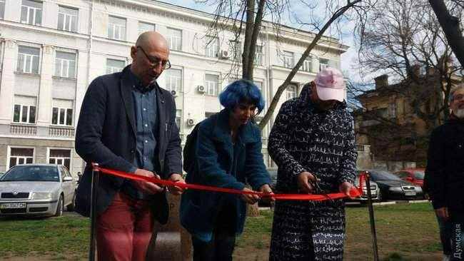 В Одессе открыли шуточные памятники Трампу и Ким Чен Ыну 01