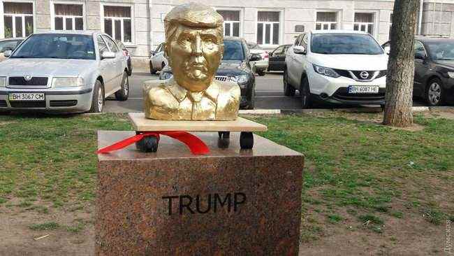 В Одессе открыли шуточные памятники Трампу и Ким Чен Ыну 02