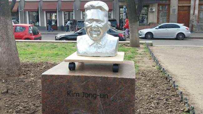 В Одессе открыли шуточные памятники Трампу и Ким Чен Ыну 03
