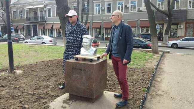 В Одессе открыли шуточные памятники Трампу и Ким Чен Ыну 04