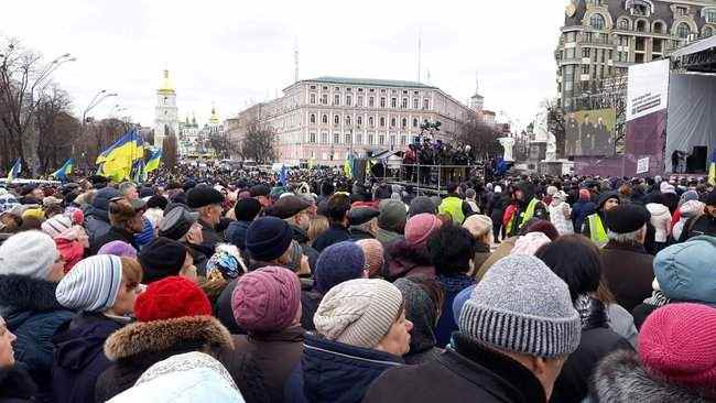 Михайловская площадь была забита людьми, которых явно никто не привозил, - блогер Мальцев о встрече Порошенко с избирателями 01