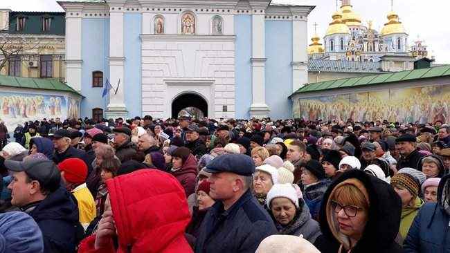 Михайловская площадь была забита людьми, которых явно никто не привозил, - блогер Мальцев о встрече Порошенко с избирателями 02