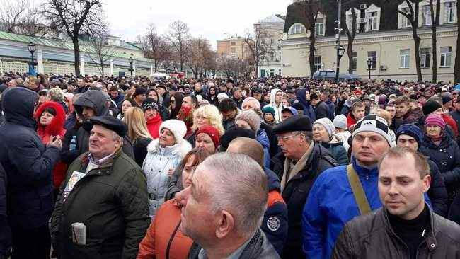 Михайловская площадь была забита людьми, которых явно никто не привозил, - блогер Мальцев о встрече Порошенко с избирателями 03