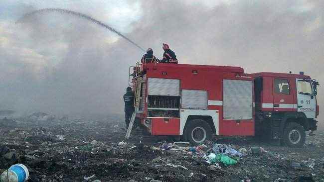 Спасатели 7 часов тушили свалку, которая загорелась под Черновцами 02
